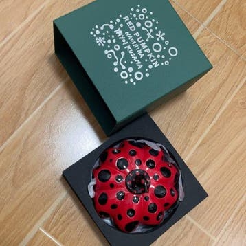 Yayoi Kusama (1929) (after) - Snijwerk, Red polka dot