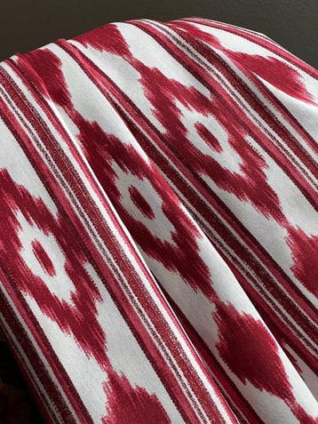Dubbel breed, geweven stof met etnisch ikat-patroon in het