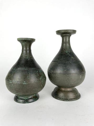 Paar Khmer bronzen rituele vazen - Cambodja - 12e-13e eeuw -
