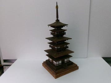 Hout - Houten pagode met drie verdiepingen van de