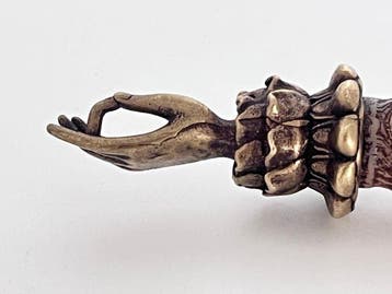 Amulette tibétaine, instrument rituel avec une splendide