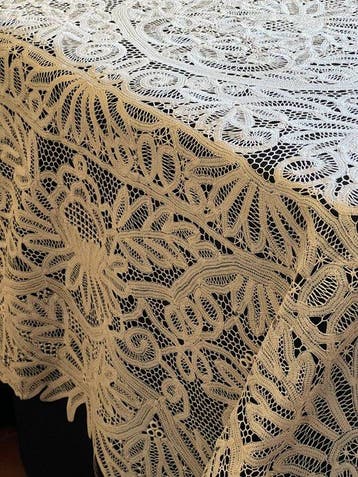 Nappe pour douze invités, dentelle Renacer faite à la main.