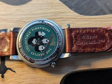 Beatles - Montre avec étui en bois en forme de guitare –