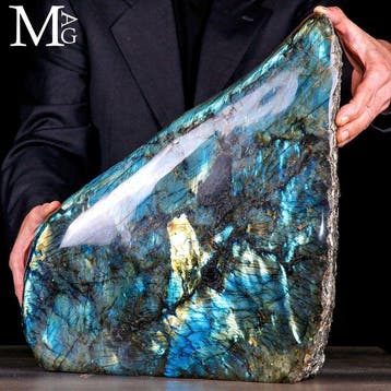 Monumentale labradoriet met intense elektrische blauwe