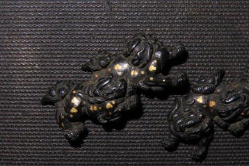 Katana - Shakudo - C6-157 Shakudo Shishi Menuki - Japan -, Antiquités & Art