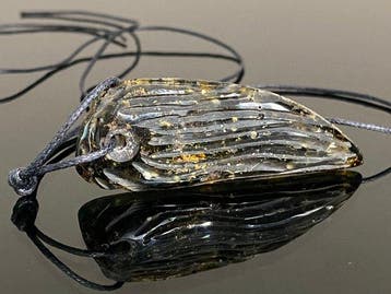 Ambachtelijk met de hand uitgehouwen Baltisch amber hanger -, Nieuw
