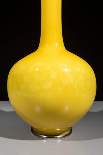 Vase - Cloisonné - Un vase globulaire cloisonné au long col