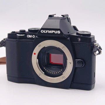 Olympus E-M5 body, battery, charger, and flash included; low, Nieuw