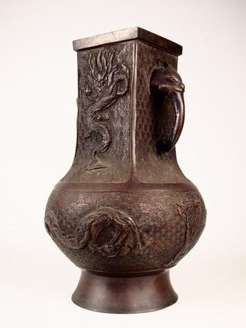 Vaas - Brons, Daming Xuande-vaas met krachtige draken in
