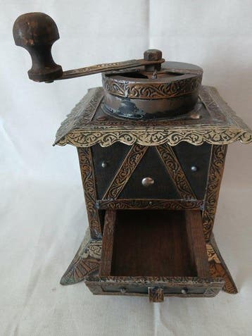 Koffiemolen - hout, bewerkte messingplaat