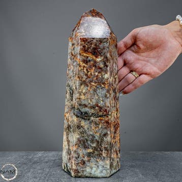 Cordieriet Obelisk – een imposant uniek stuk met rokerige