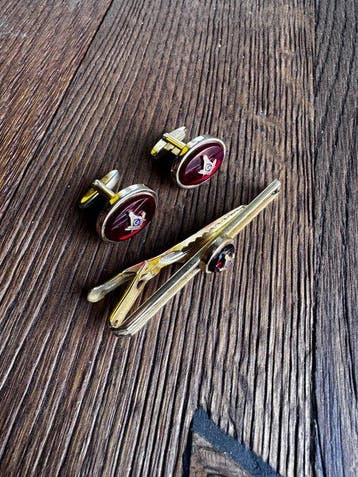 Boutons de manchette maçonniques plaqués or en nacre rouge, Collections