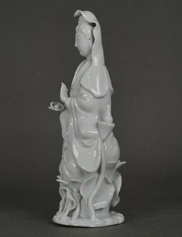 Figuur - A Large Seated Guanyin on Raised Lotus Throne, Antiek en Kunst