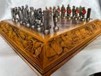 Schaakspel - Figuren van bronzenlegering en houten