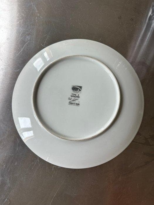 Piero Fornasetti - Plat - Porcelaine - Assiette Fornasetti, Antiquités & Art, Antiquités | Meubles | Chaises & Canapés