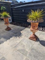 Vaas (2) - gietijzer - 2 grote tuin vazen