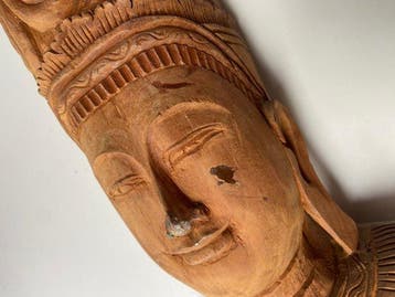 Handgesneden Houten Buste van een Godheid op Sokke - Hout -