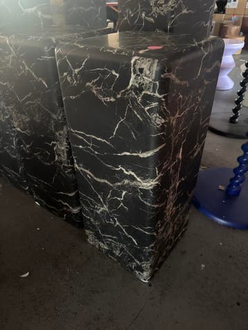 Polspotten Pillar Marble Look - S - Bijzettafel, Huis en Inrichting, Verzenden, Gebruikt, Overige materialen, 60 cm of meer