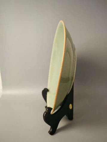Rond bord met celadon glazuur - Keramiek - China - Qing, Antiek en Kunst