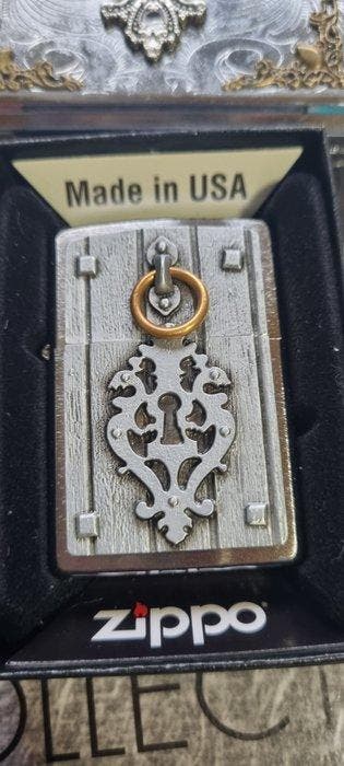 Zippo - Tor zum Eisernen Kreuz 3D Emblem. - Zonder, Verzamelen, Rookartikelen, Aanstekers en Luciferdoosjes