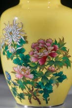 Vase - Émail, Un beau vase cloisonné avec des pivoines et, Antiek en Kunst