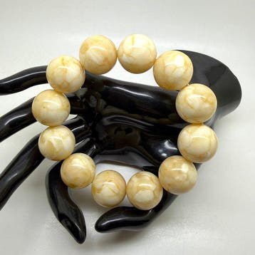 Armband met witte Baltische amber kralen, 19 mm, 46,4 g -