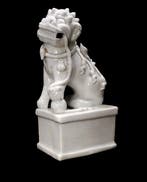 Chinois ancien - Porcelaine émaillée blanc de Chine - Chien