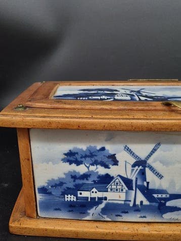 Vintage Delfter Stil Brotbox – Antiker Brotkasten aus Holz