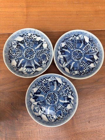 Lot van 11 Chinese borden en schoteltjes - Porselein - China