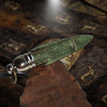 Scythe Bronze Pendentif en forme de pointe de flèche.