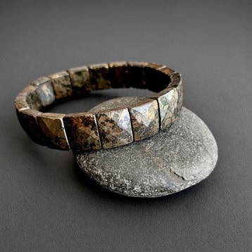 Pyriet en marcasiet. Gefacetteerde armband op elastiek.