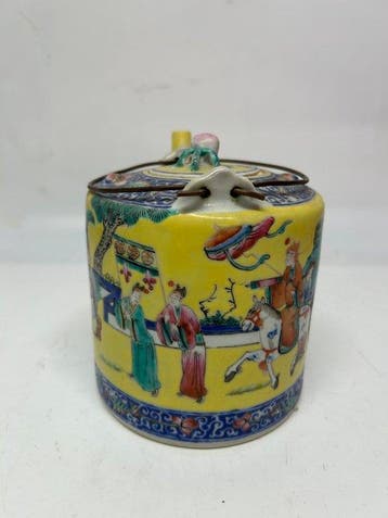 Chinese theepot Famille Rose van porselein met gele