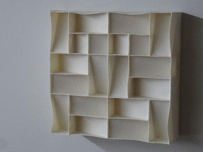 2026 - 19 Wit minimalistisch wandrelief, Antiek en Kunst, Kunst | Designobjecten