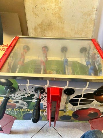 Automaat - Werkende mini-tafelvoetbal., Antiek en Kunst