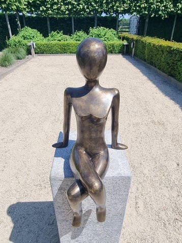 sculptuur, Een relaxerende vrouw - 58 cm - Brons