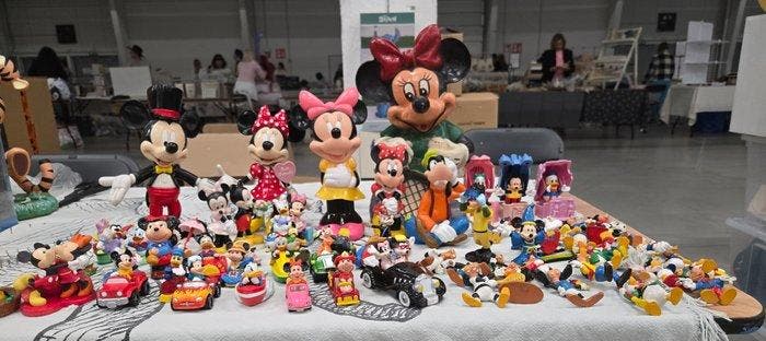 Disney Parks - 60 Figure - Disney Oldschool, Collections, Disney