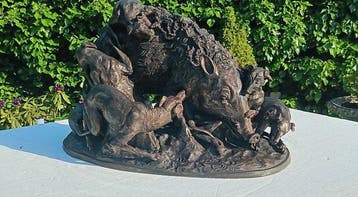 sculptuur, zwaar en groot bronzen beeld “dogs attack bear”, Antiek en Kunst