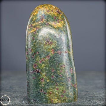 Natuurlijke almandine-granaat in groene matrix – krachtige