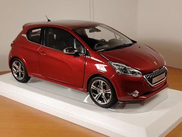Norev 1:18 - Model hatchback - Peugeot 208 GTi in Rubis Red, Nieuw