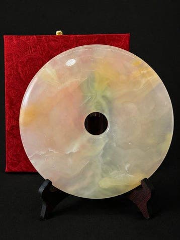 Fijn Onyx Pi Disc-scultuur – Zachte transparantie met rode