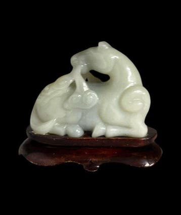 Cavallo sdraiato affetto da fungo Lingzhi - intaglio uit