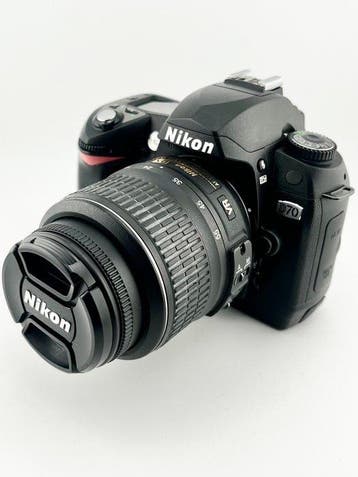 Nikon D70 + AF-S DX NIKKOR 18-55mm f/3.5-5.6G VR Digitale