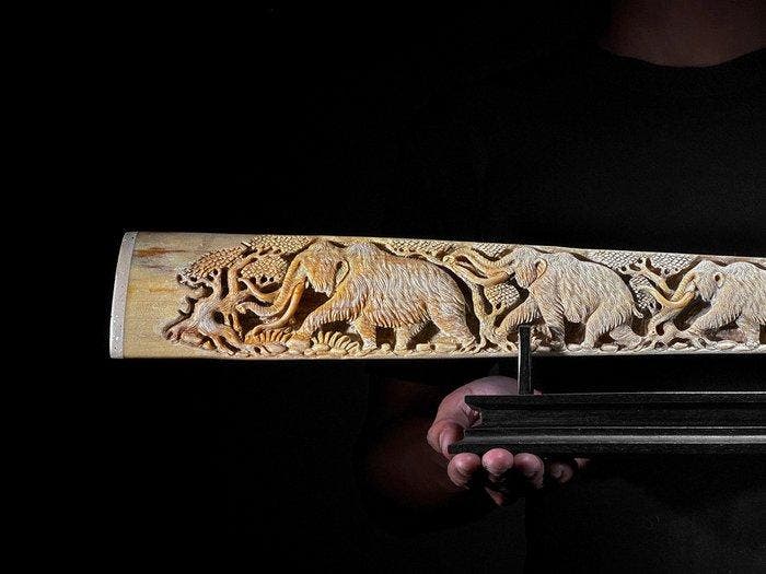 PAS DE RÉSERVE - Étonnant grand ivoire sculpté despadon, Antiquités & Art, Art | Objets design