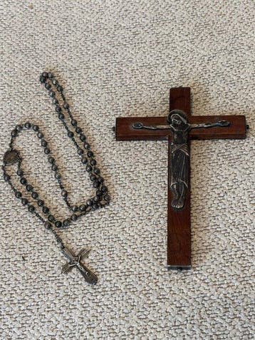 Herdenkingskruis en zilveren rozenkrans (2) - Zilver, Hout -