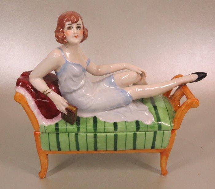 Dekseldoos / trinket box , schaars geklede dame op sofa -, Antiquités & Art, Art | Objets design
