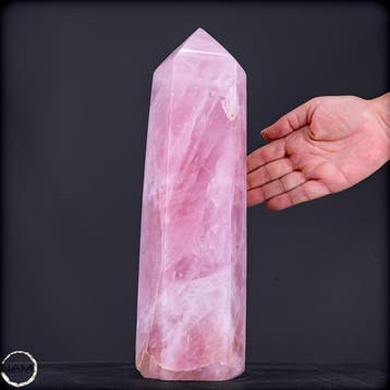 Prachtige rozenkwarts-obelisk – Symbool van liefde en
