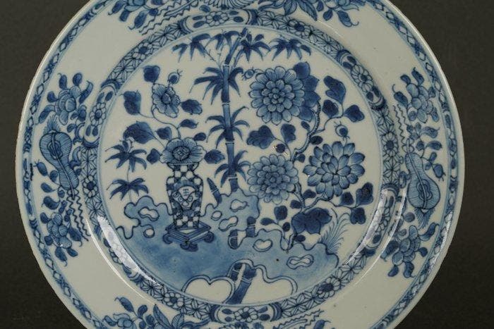 Qianlong (1735-1796) - Bord - A Lions Head Vase with Peonies, Antiquités & Art, Antiquités | Autres Antiquités