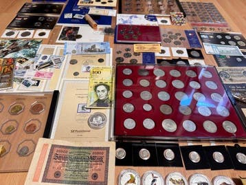 Wereld. Nice collection of coins and banknotes (Zonder