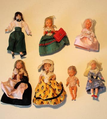 7 Kleine vintage poppetjes, met poppenhuisattributen -, Antiquités & Art