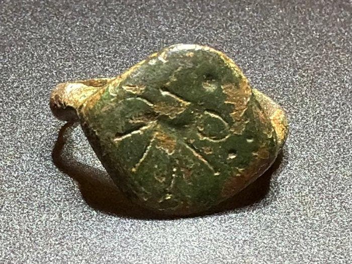 Médiéval, époque des Croisés Bronze Bague extrêmement rare, Antiek en Kunst, Antiek | Overige Antiek